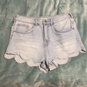Highwaisted light wash scalloped shorts